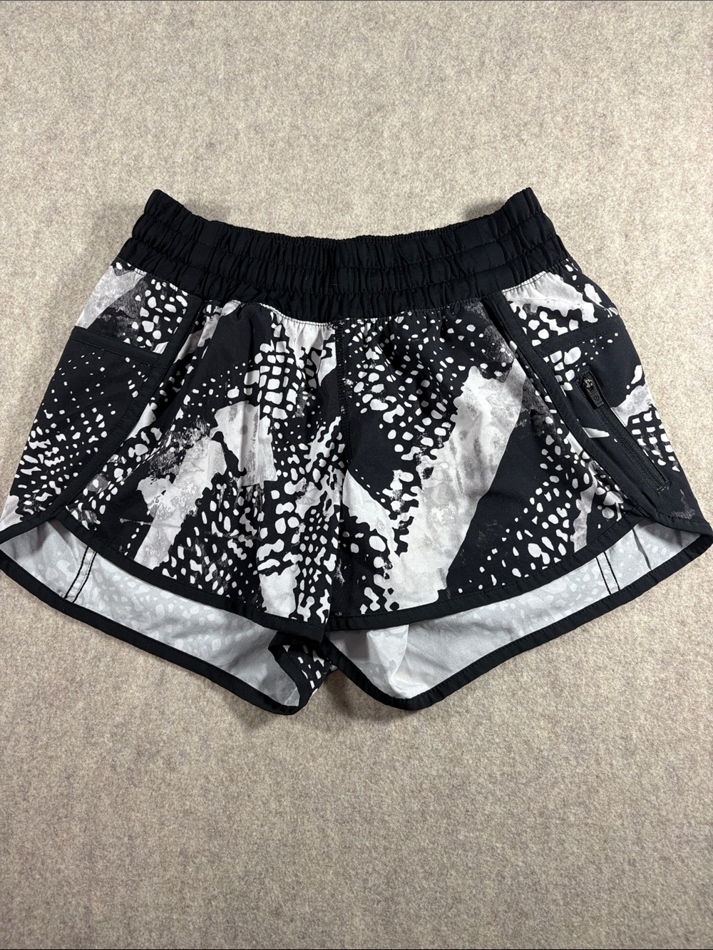 Lululemon Tracker Short III 4" Static Mist White Black Lined Athletic EUC 4